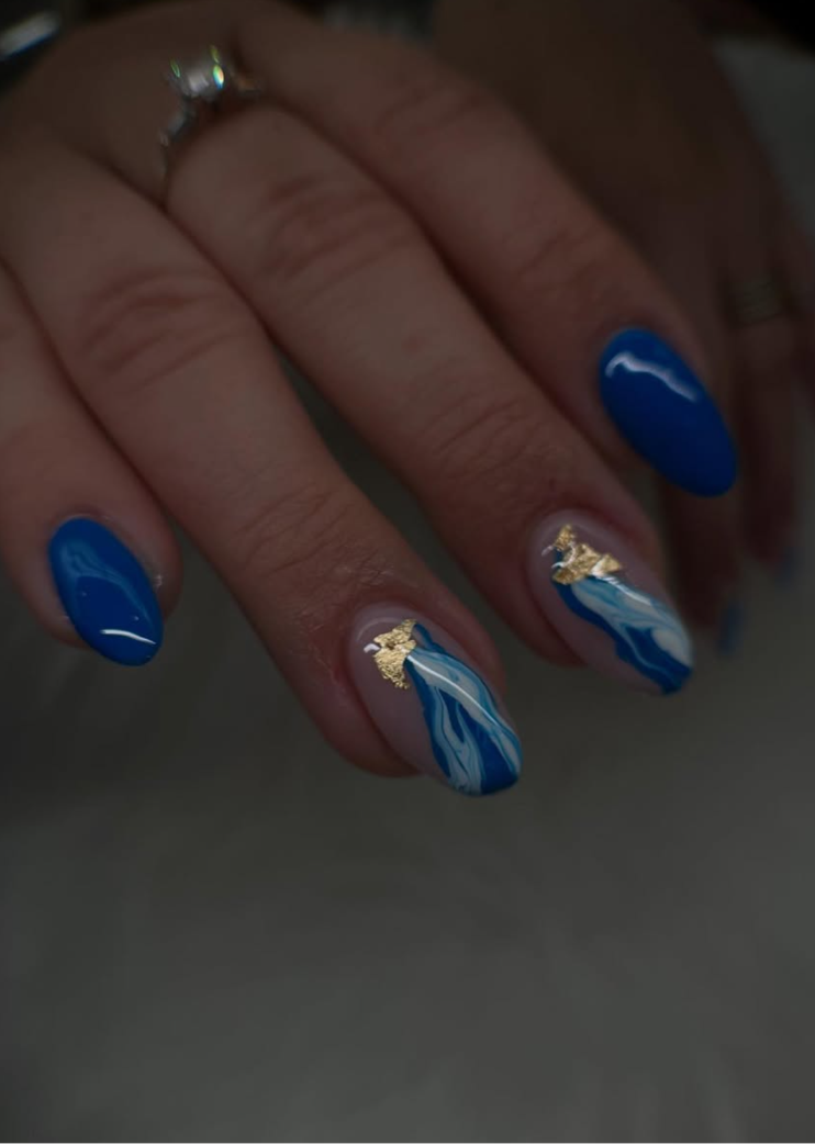 Manicura rusa con nail art mármol azul y lámina dorada — Bencomo Studio Cape Coral FL