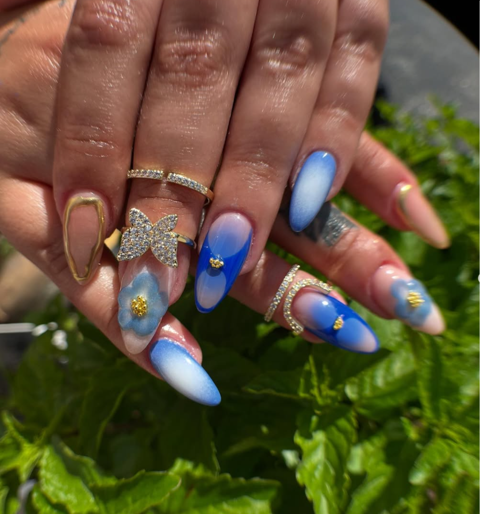 Extensiones Gel-X ombre azul con flores 3D y detalles dorados — Bencomo Studio Cape Coral