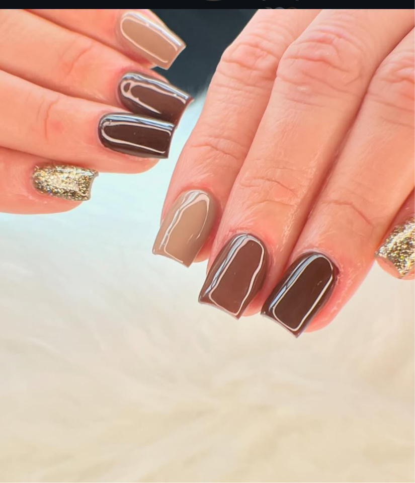 Builder gel marrón bicolor con acento glitter dorado — gel structure nails Cape Coral Florida