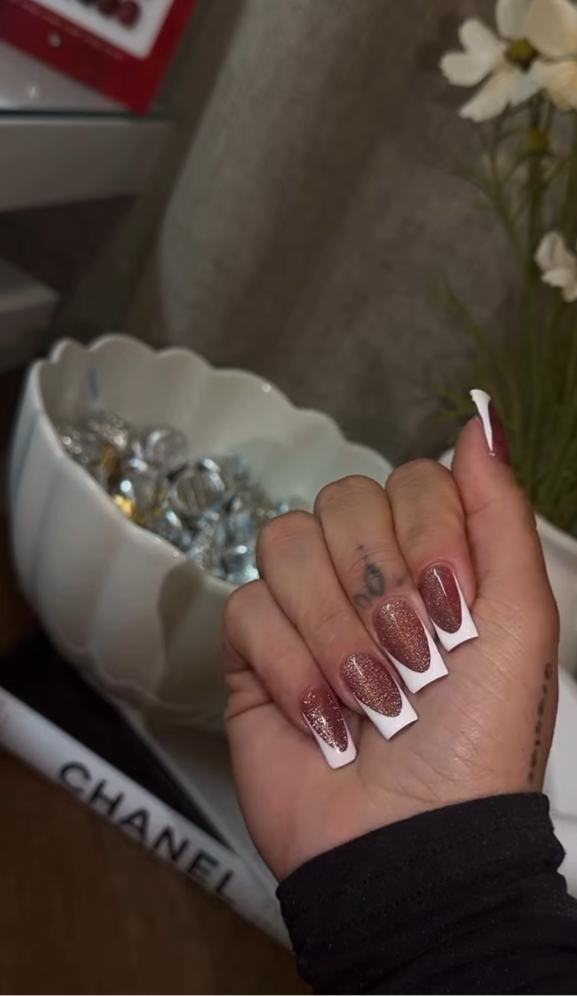 Estructura gel burdeos con glitter y french blanco coffin — builder gel Bencomo Studio Cape Coral