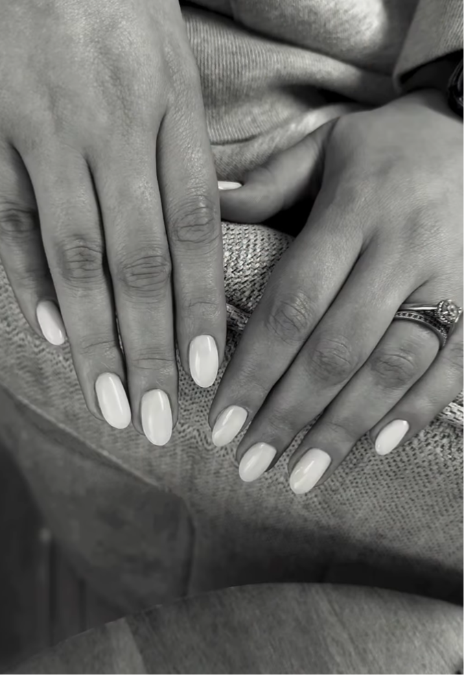 Uñas ovaladas blancas cortas en blanco y negro — builder gel natural Cape Coral FL