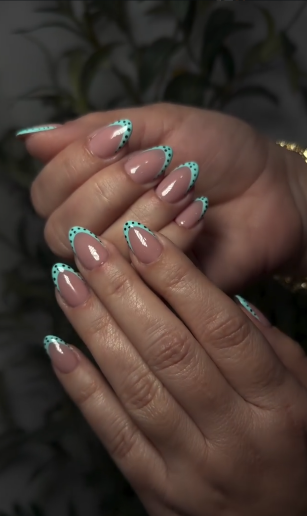 Builder gel french menta con puntos negros — estructura gel diseño colorido Cape Coral FL