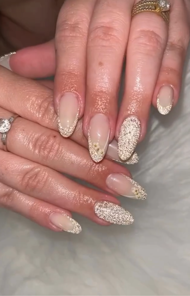 Uñas nude con french de cristales y glitter — pedicura spa Bencomo Studio Cape Coral