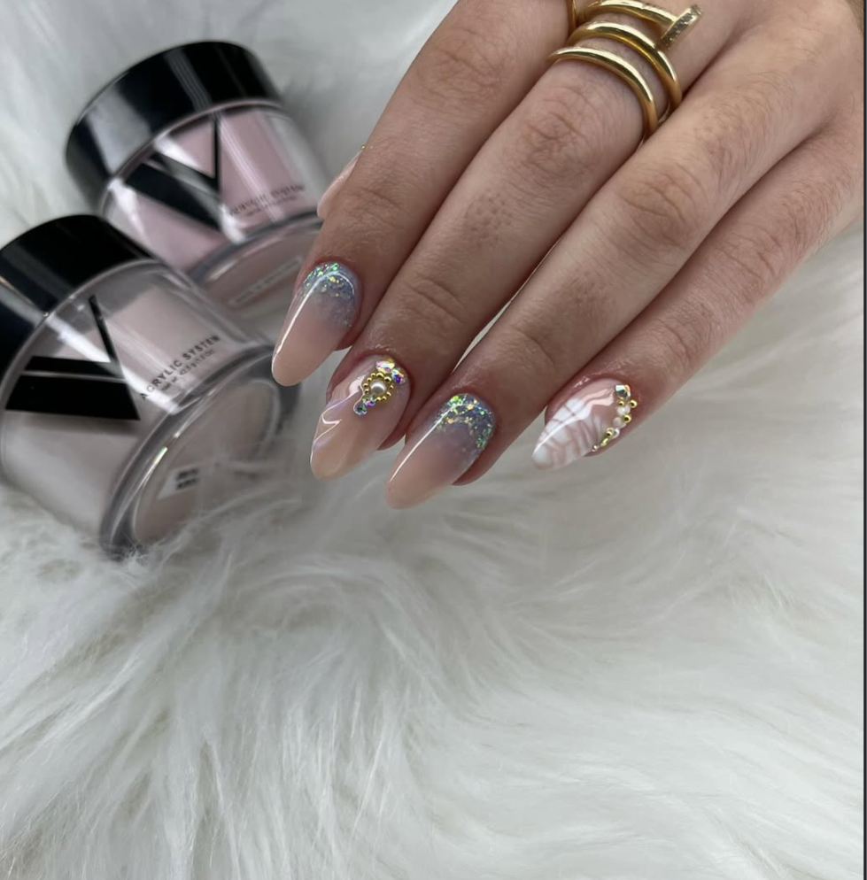 Gel-X nude con glitter holográfico y perlas — soft gel extensions Cape Coral FL