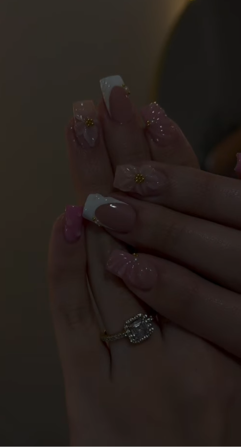 Gel-X rosa palo con flores 3D y french blanco — soft gel extensions Bencomo Studio Cape Coral
