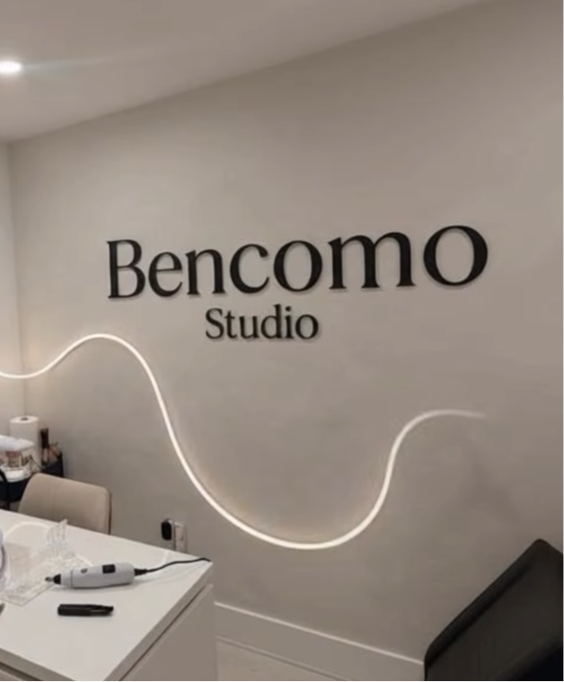 Interior de Bencomo Studio con logo y decoración — private nail suite Cape Coral FL