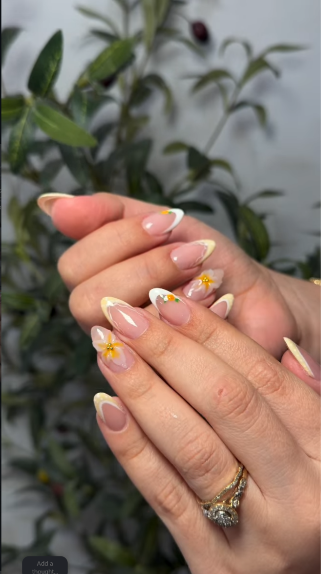 French blanco con flores margarita pintadas a mano — manicura rusa floral Cape Coral Florida