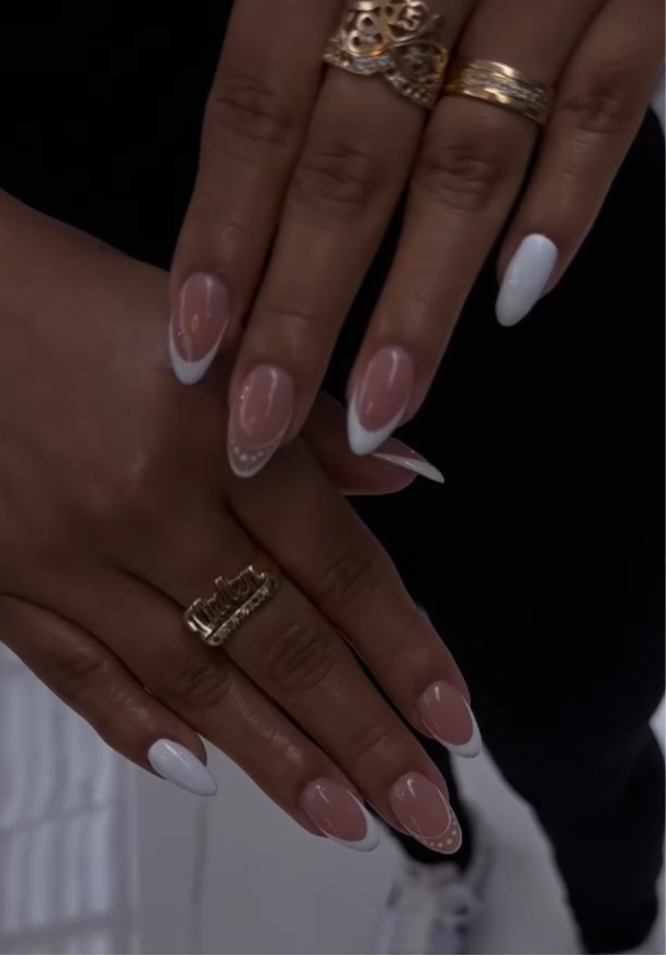 French manicure blanco con detalle de puntos — manicura rusa combinada Bencomo Studio