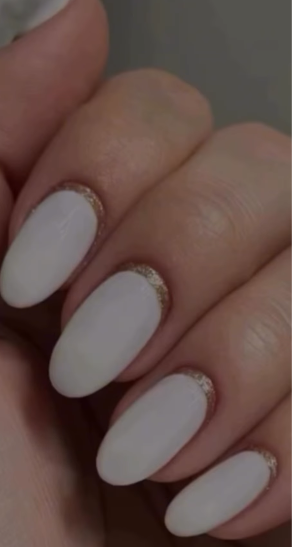 Uñas blancas mate con cuticula dorada glitter — manicura rusa elegante Bencomo Studio Cape Coral