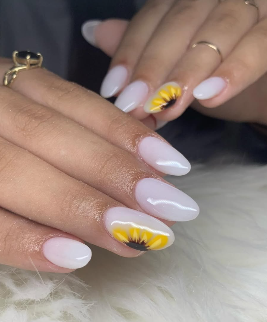 Uñas blancas con girasol pintado a mano — nail art Bencomo Studio Cape Coral FL