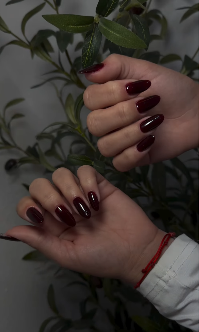 Uñas almendra vino oscuro con hojas de olivo — manicura rusa color vino Bencomo Studio Cape Coral FL